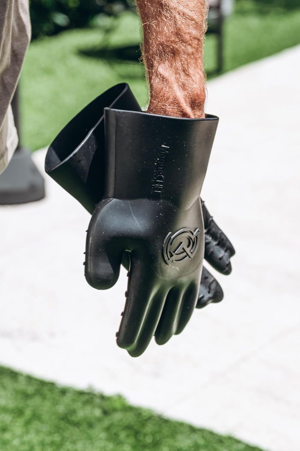 Magnetic BBQ Grill Gloves – Heat Resistant, Patented Magnetic Safety Clip Easy On & Off, Firefighter-Designed, Dishwasher-Safe, Waterproof, Perfect for Grilling, Smoking, Frying, Baking